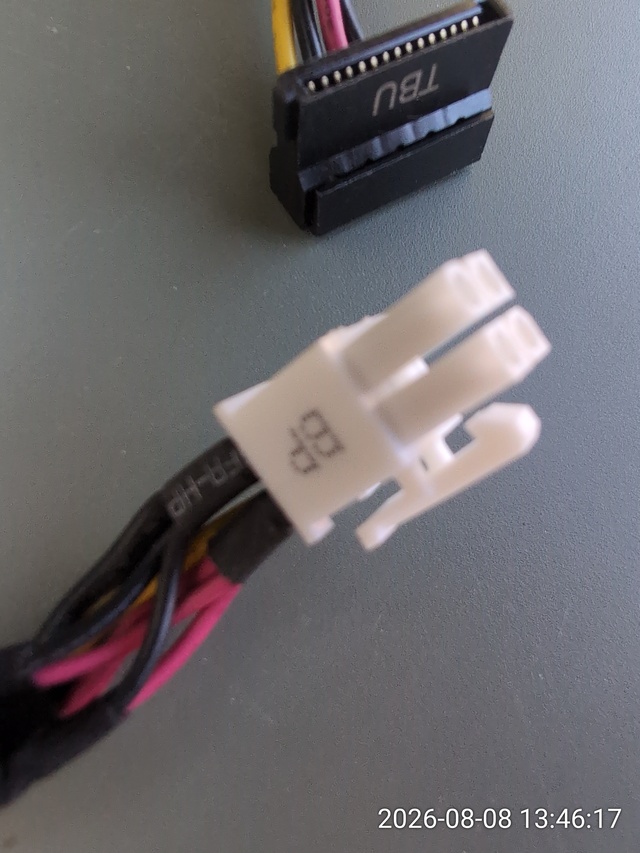 Close-up of the 07FTPK cable connector
ends: white BP (backplane) plug and SATA TBU
connector